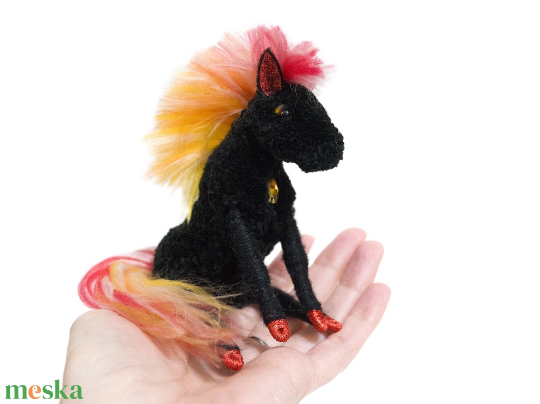 Tűzló pompon figura - fekete - otthon & életmód - dekoráció - dísztárgy - Meska.hu