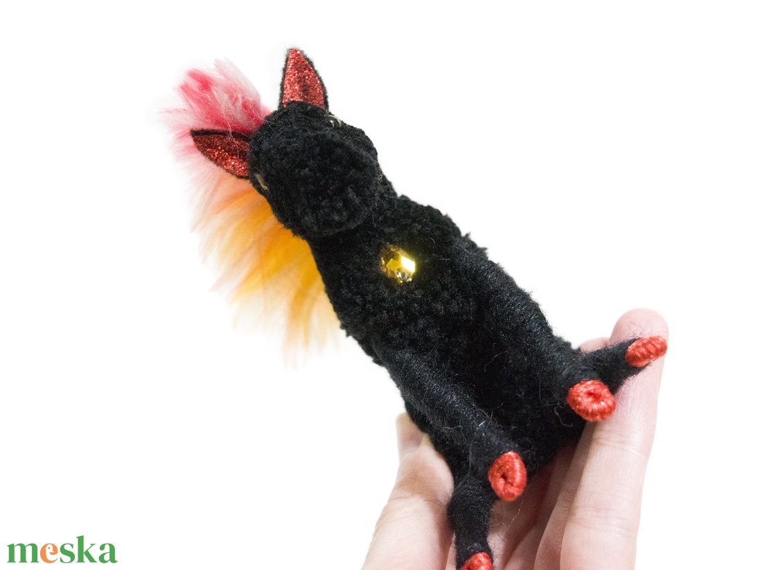 Tűzló pompon figura - fekete - otthon & életmód - dekoráció - dísztárgy - Meska.hu