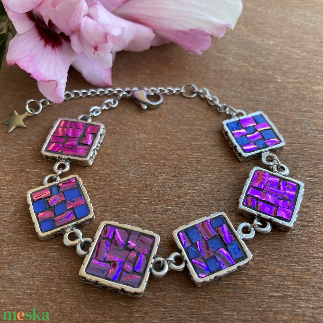 Design ékszer, mozaik karkötő - Dichroic színváltós mikromozaik üveggel - ékszer - karkötő - karkötő medállal - Meska.hu