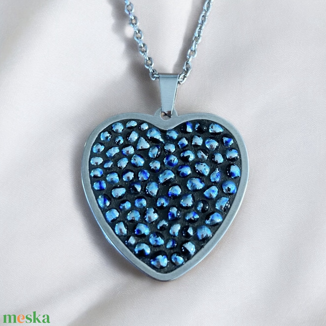 Szív ezüst-kék csillámló mikromozaik nyaklánc nemesacél alapon - mozaik design ékszer, Dichroic üveg - ékszer - nyaklánc - medálos nyaklánc - Meska.hu Szív ezüst-kék csillámló mikromozaik nyaklánc nemesacél alapon - mozaik design ékszer, Dichroic üveg - ékszer - nyaklánc - medálos nyaklánc - Meska.hu