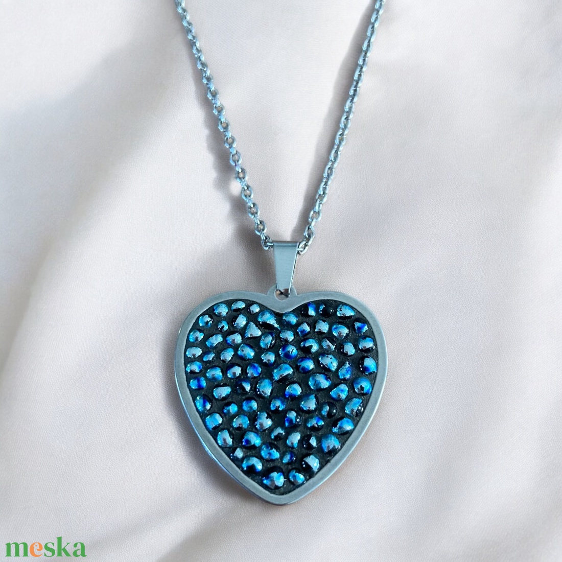 Szív ezüst-kék csillámló mikromozaik nyaklánc nemesacél alapon - mozaik design ékszer, Dichroic üveg - ékszer - nyaklánc - medálos nyaklánc - Meska.hu Szív ezüst-kék csillámló mikromozaik nyaklánc nemesacél alapon - mozaik design ékszer, Dichroic üveg - ékszer - nyaklánc - medálos nyaklánc - Meska.hu
