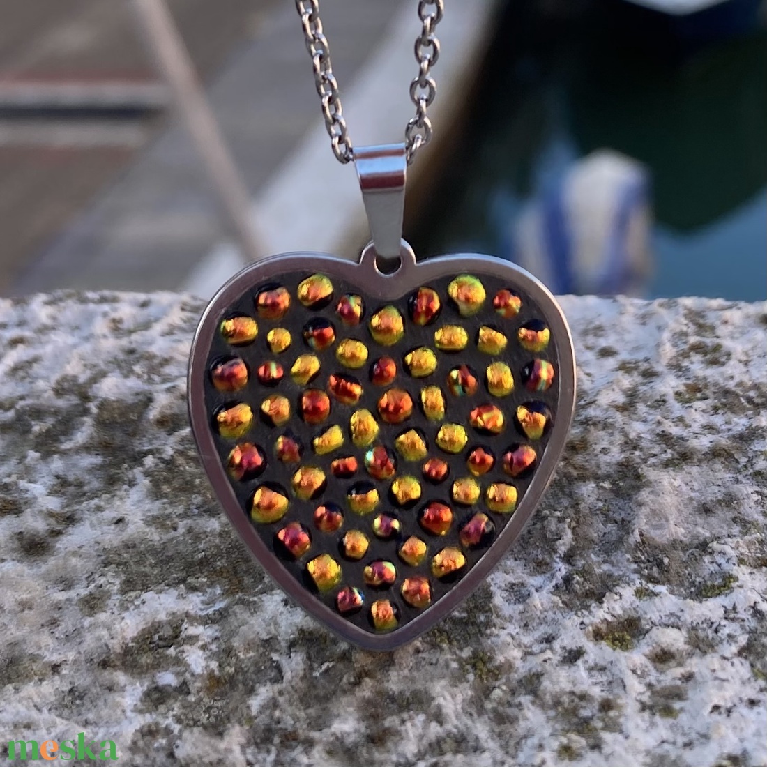 Szív arany-piros csillámló mikromozaik nyaklánc nemesacél alapon - mozaik design ékszer, Dichroic üveg - ékszer - nyaklánc - medálos nyaklánc - Meska.hu