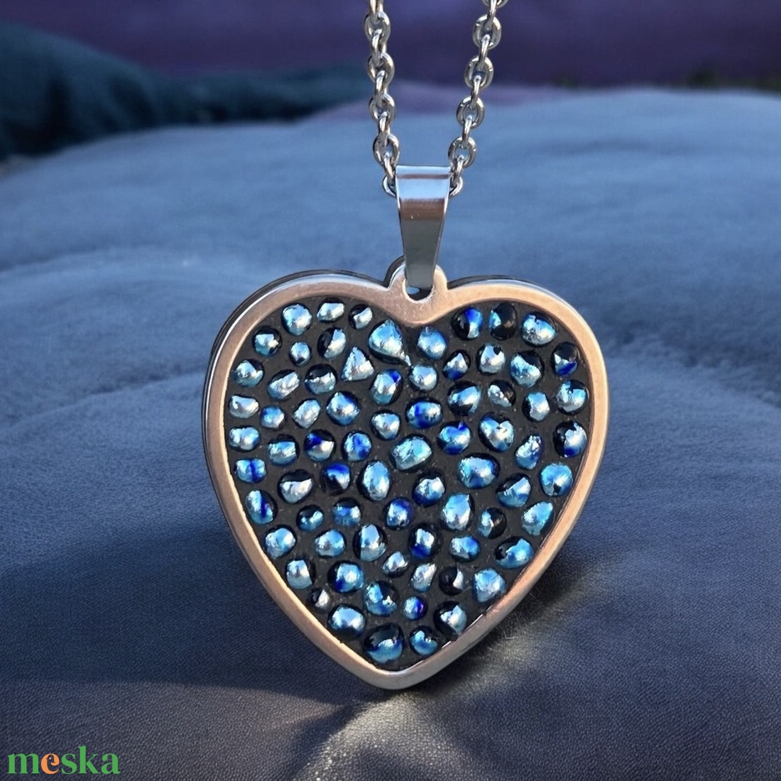 Szív ezüst-kék csillámló mikromozaik nyaklánc nemesacél alapon - mozaik design ékszer, Dichroic üveg - ékszer - nyaklánc - medálos nyaklánc - Meska.hu Szív ezüst-kék csillámló mikromozaik nyaklánc nemesacél alapon - mozaik design ékszer, Dichroic üveg - ékszer - nyaklánc - medálos nyaklánc - Meska.hu
