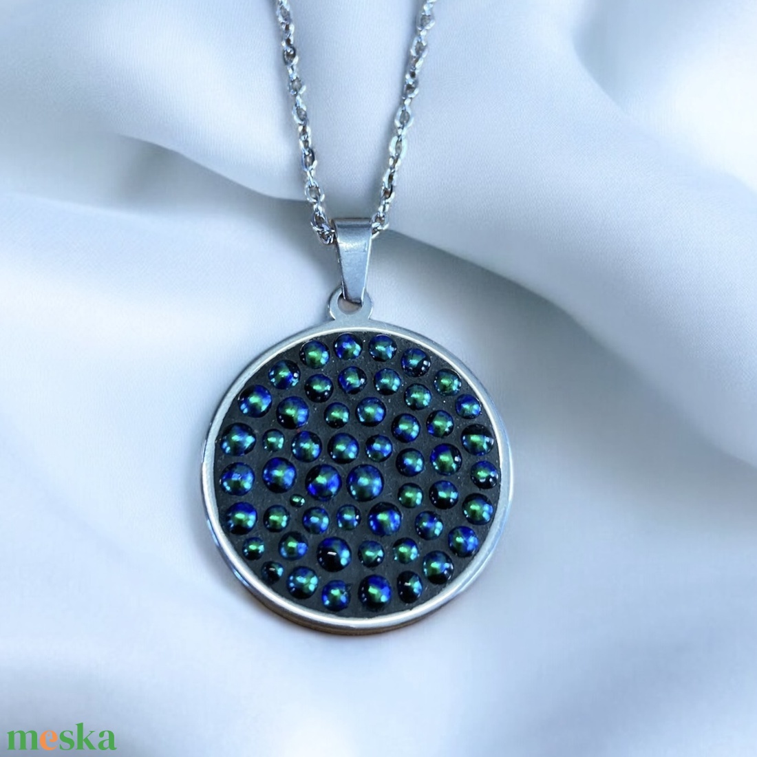 Csillogó zöld-kék mikromozaik nyaklánc nemesacél alapon - mozaik design ékszer, Dichroic üveg - ékszer - nyaklánc - medálos nyaklánc - Meska.hu Csillogó zöld-kék mikromozaik nyaklánc nemesacél alapon - mozaik design ékszer, Dichroic üveg - ékszer - nyaklánc - medálos nyaklánc - Meska.hu