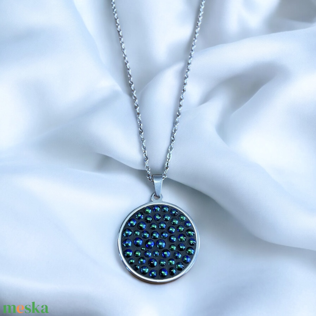 Csillogó zöld-kék mikromozaik nyaklánc nemesacél alapon - mozaik design ékszer, Dichroic üveg - ékszer - nyaklánc - medálos nyaklánc - Meska.hu Csillogó zöld-kék mikromozaik nyaklánc nemesacél alapon - mozaik design ékszer, Dichroic üveg - ékszer - nyaklánc - medálos nyaklánc - Meska.hu
