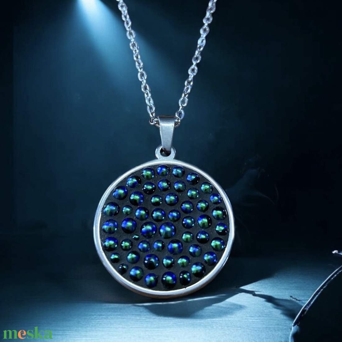 Csillogó zöld-kék mikromozaik nyaklánc nemesacél alapon - mozaik design ékszer, Dichroic üveg - ékszer - nyaklánc - medálos nyaklánc - Meska.hu Csillogó zöld-kék mikromozaik nyaklánc nemesacél alapon - mozaik design ékszer, Dichroic üveg - ékszer - nyaklánc - medálos nyaklánc - Meska.hu