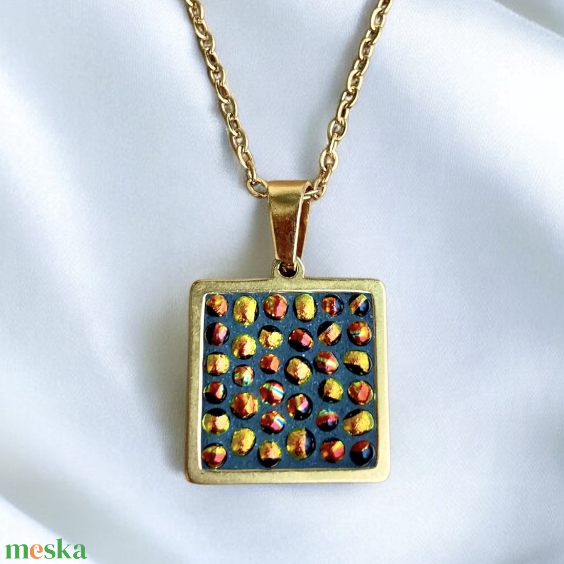 Arany, piros csillámló mikromozaik nyaklánc arany színű nemesacéllal, Dichroic üveggel - négyzetes - ékszer - nyaklánc - medálos nyaklánc - Meska.hu Arany, piros csillámló mikromozaik nyaklánc arany színű nemesacéllal, Dichroic üveggel - négyzetes - ékszer - nyaklánc - medálos nyaklánc - Meska.hu