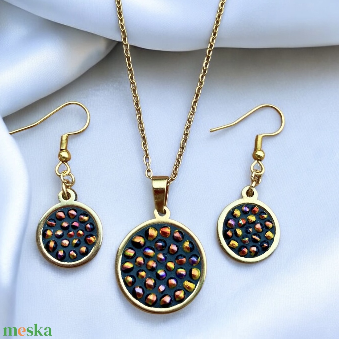 Arany, piros csillámló mikromozaik fülbevaló arany színű nemesacéllal, Dichroic üveggel - ékszer - fülbevaló - lógó fülbevaló - Meska.hu Arany, piros csillámló mikromozaik fülbevaló arany színű nemesacéllal, Dichroic üveggel - ékszer - fülbevaló - lógó fülbevaló - Meska.hu