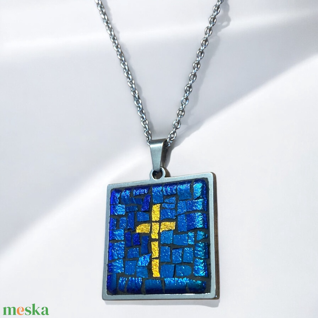 Kereszt mikromozaik nyaklánc nemesacéllal, Dichroic üveggel - színváltós türkiz, arany - ékszer - nyaklánc - medálos nyaklánc - Meska.hu Kereszt mikromozaik nyaklánc nemesacéllal, Dichroic üveggel - színváltós türkiz, arany - ékszer - nyaklánc - medálos nyaklánc - Meska.hu