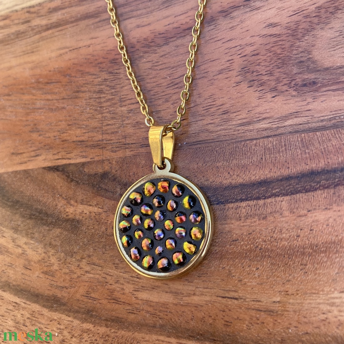 Arany, piros csillámló mikromozaik nyaklánc arany színű nemesacéllal, Dichroic üveggel - ékszer - nyaklánc - medálos nyaklánc - Meska.hu Arany, piros csillámló mikromozaik nyaklánc arany színű nemesacéllal, Dichroic üveggel - ékszer - nyaklánc - medálos nyaklánc - Meska.hu