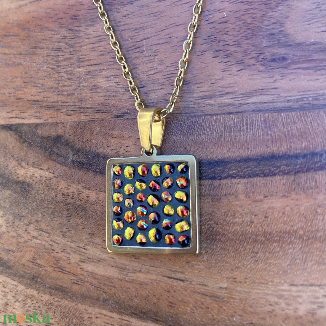 Arany, piros csillámló mikromozaik nyaklánc arany színű nemesacéllal, Dichroic üveggel - négyzetes - ékszer - nyaklánc - medálos nyaklánc - Meska.hu Arany, piros csillámló mikromozaik nyaklánc arany színű nemesacéllal, Dichroic üveggel - négyzetes - ékszer - nyaklánc - medálos nyaklánc - Meska.hu