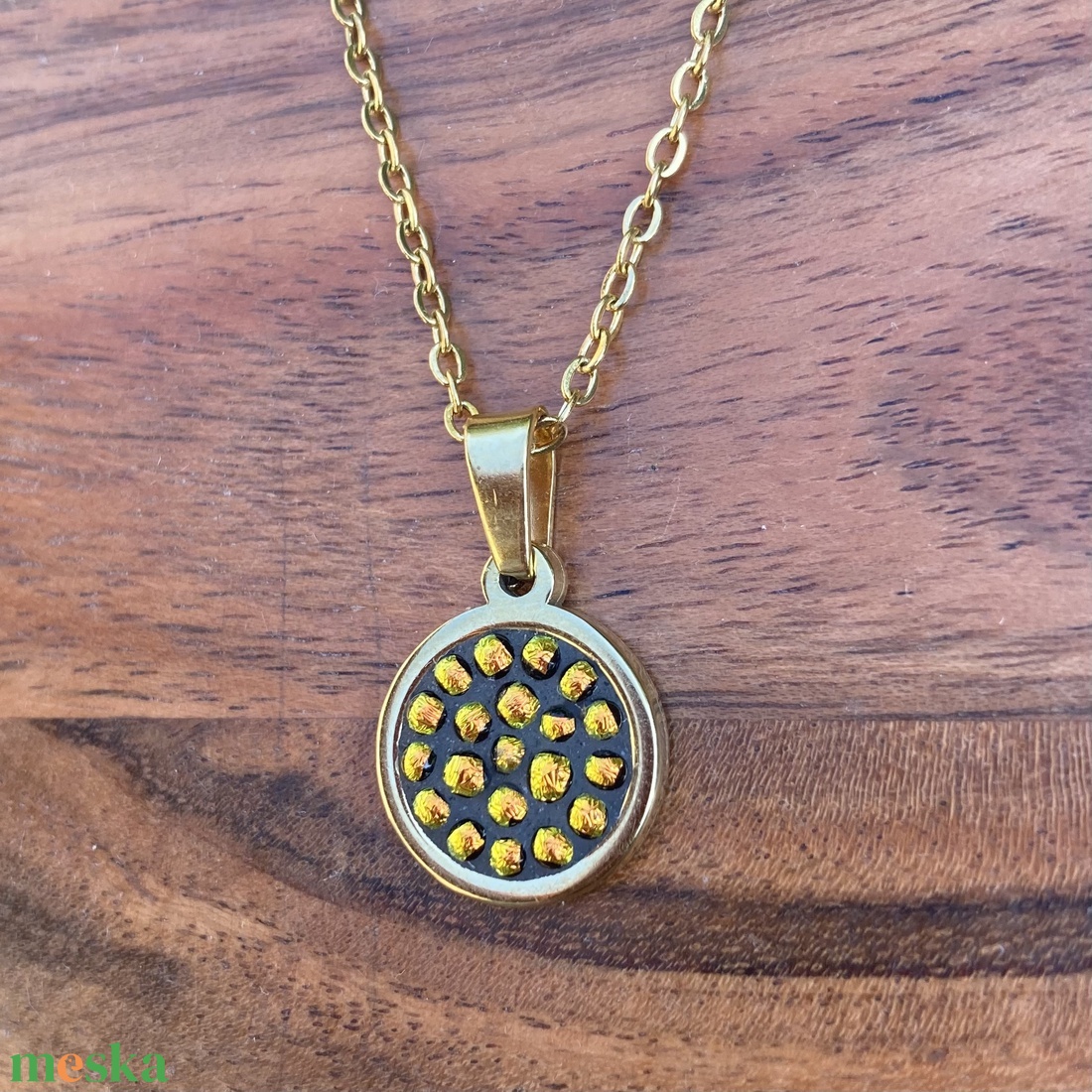 Arany csillámló mikromozaik nyaklánc arany színű nemesacéllal, Dichroic üveggel - pici medállal - ékszer - nyaklánc - medálos nyaklánc - Meska.hu Arany csillámló mikromozaik nyaklánc arany színű nemesacéllal, Dichroic üveggel - pici medállal - ékszer - nyaklánc - medálos nyaklánc - Meska.hu
