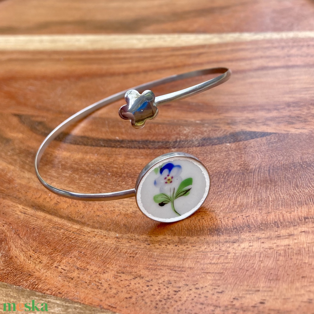 Herendi mentett darabok - nemesacél karperec porcelán virágos - állítható, nefelejcs - ékszer - karkötő - karkötő medállal - Meska.hu Herendi mentett darabok - nemesacél karperec porcelán virágos - állítható, nefelejcs - ékszer - karkötő - karkötő medállal - Meska.hu