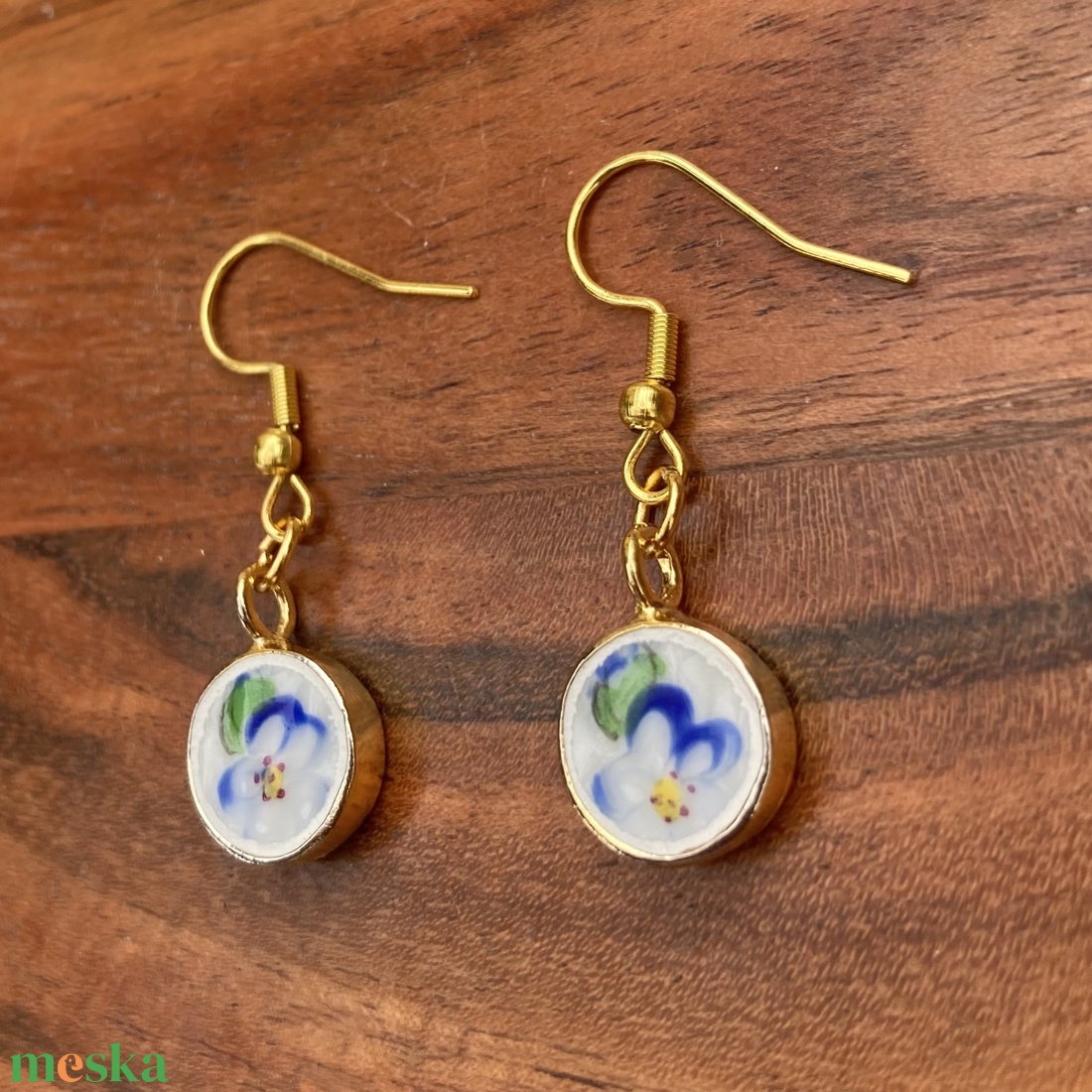 Herendi mentett darabok - nefelejcs mintás porcelán fülbevaló, aranyozott réz nemesacéllal - ékszer - fülbevaló - lógós kerek fülbevaló - Meska.hu