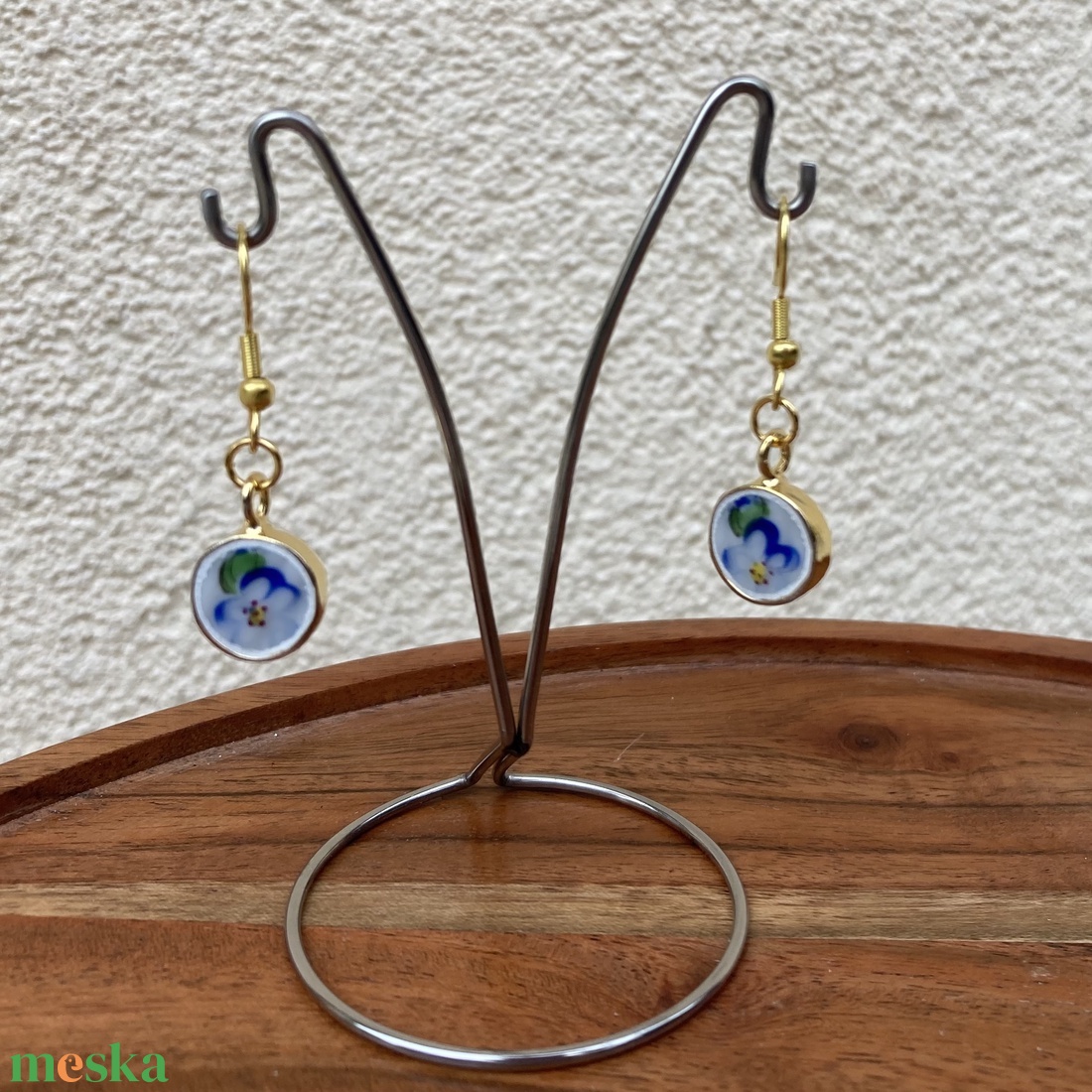 Herendi mentett darabok - nefelejcs mintás porcelán fülbevaló, aranyozott réz nemesacéllal - ékszer - fülbevaló - lógós kerek fülbevaló - Meska.hu