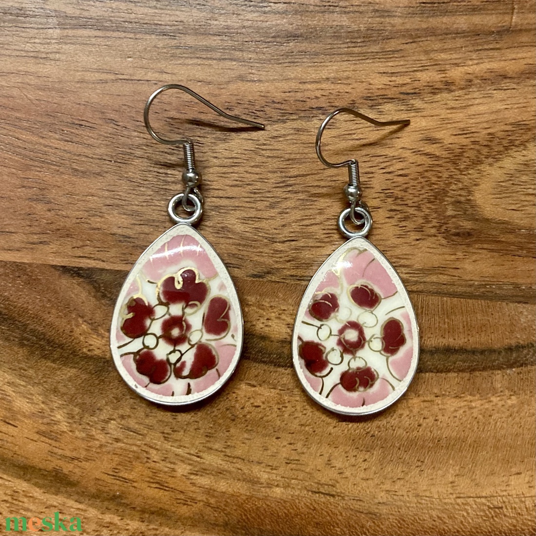Mentett Zsolnay darabok - porcelán fülbevaló - nemesacél csepp forma, virágos - ékszer - fülbevaló - lógó fülbevaló - Meska.hu