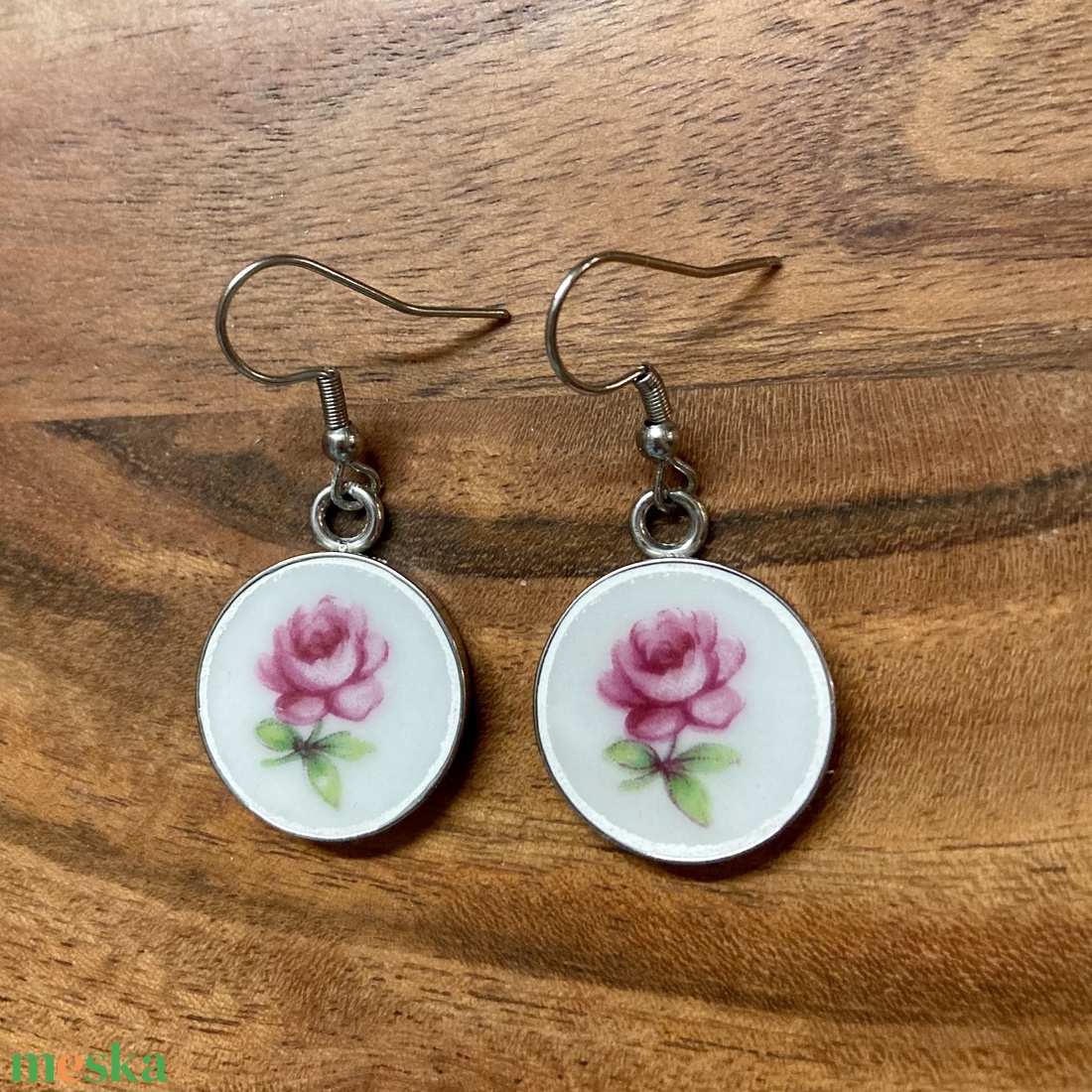 Mentett porcelán darabok - nemesacél fülbevaló, virágos, lógós - ékszer - fülbevaló - lógó fülbevaló - Meska.hu