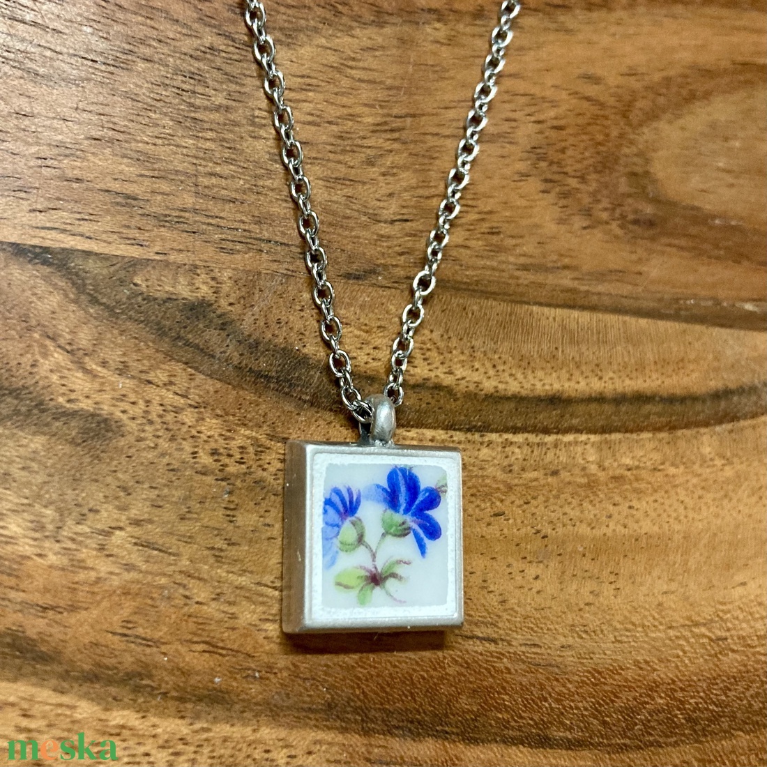 Mentett porcelán darabok - virágos nyaklánc - pici négyzet medál nemesacél lánccal - ékszer - nyaklánc - medálos nyaklánc - Meska.hu