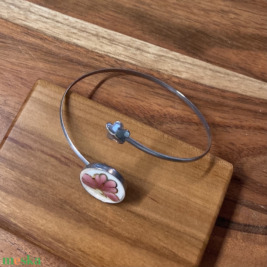 Mentett porcelán darabok - nemesacél karperec, virágos - állítható - ékszer - karkötő - karkötő medállal - Meska.hu