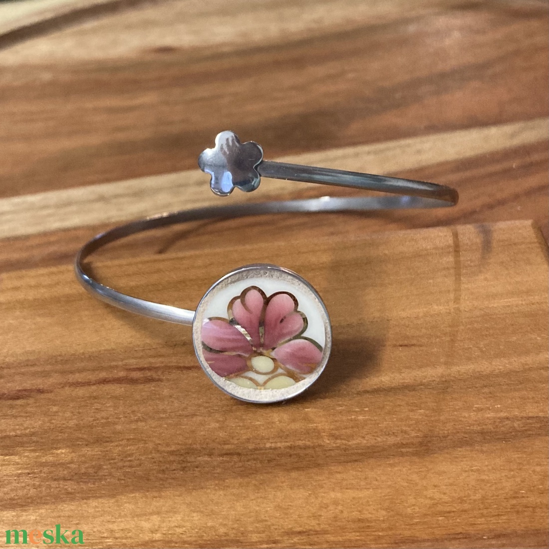 Mentett porcelán darabok - nemesacél karperec, virágos - állítható - ékszer - karkötő - karkötő medállal - Meska.hu