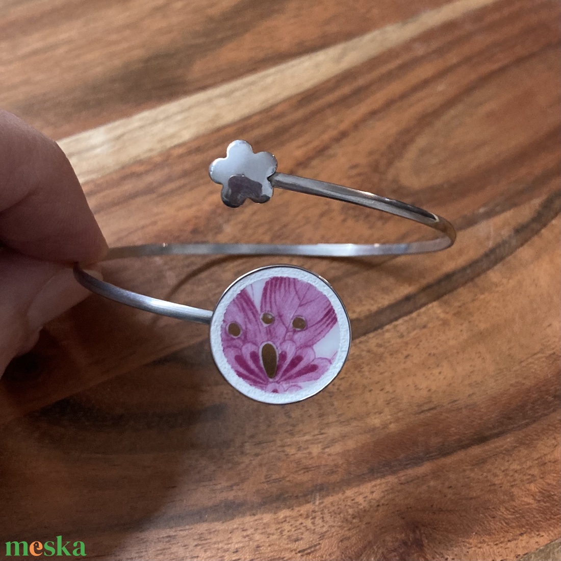 Mentett porcelán darabok - virágos nemesacél karperec - állítható - ékszer - karkötő - karkötő medállal - Meska.hu