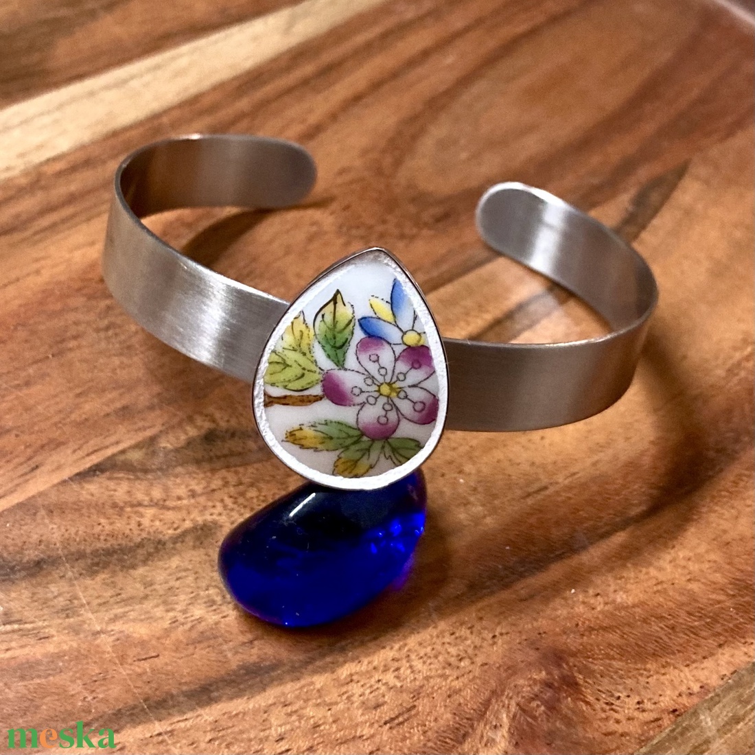 Mentett porcelán darabok - virágos nemesacél karperec - állítható, csepp medálos - ékszer - karkötő - karkötő medállal - Meska.hu