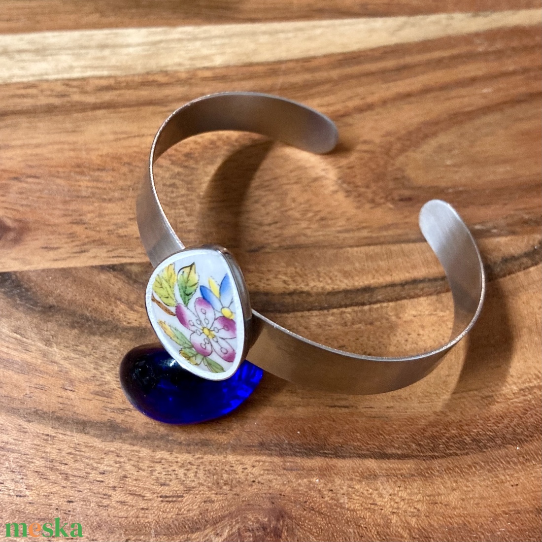 Mentett porcelán darabok - virágos nemesacél karperec - állítható, csepp medálos - ékszer - karkötő - karkötő medállal - Meska.hu