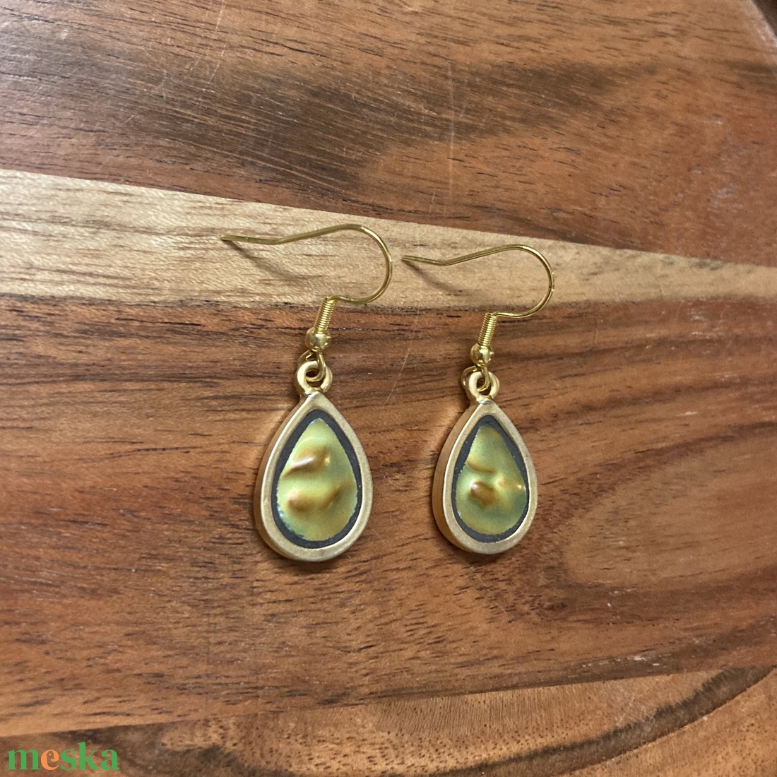 Aranyozott eozinos fülbevaló - mentett porcelán darabok - ékszer - fülbevaló - lógó fülbevaló - Meska.hu