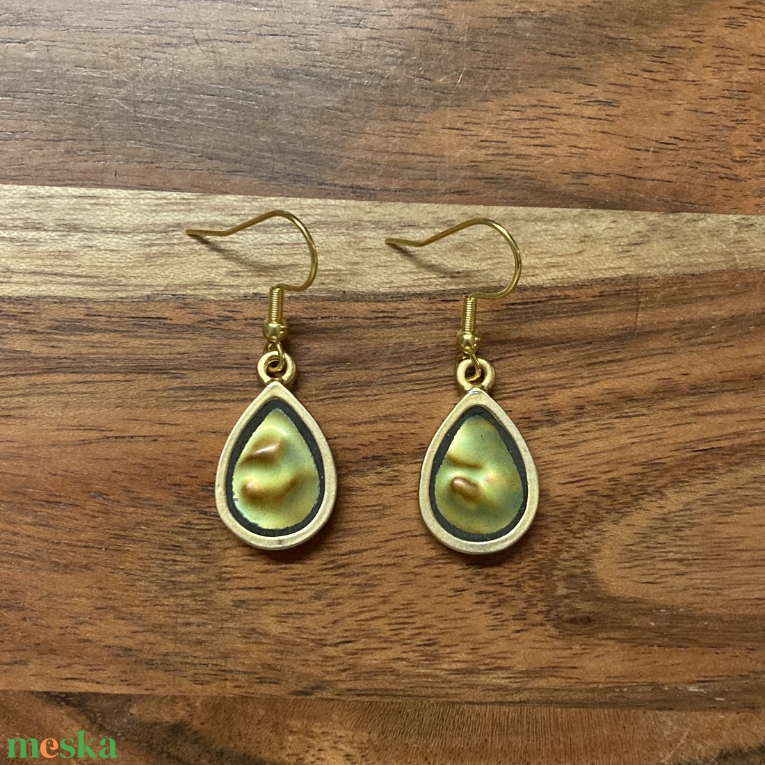 Aranyozott eozinos fülbevaló - mentett porcelán darabok - ékszer - fülbevaló - lógó fülbevaló - Meska.hu