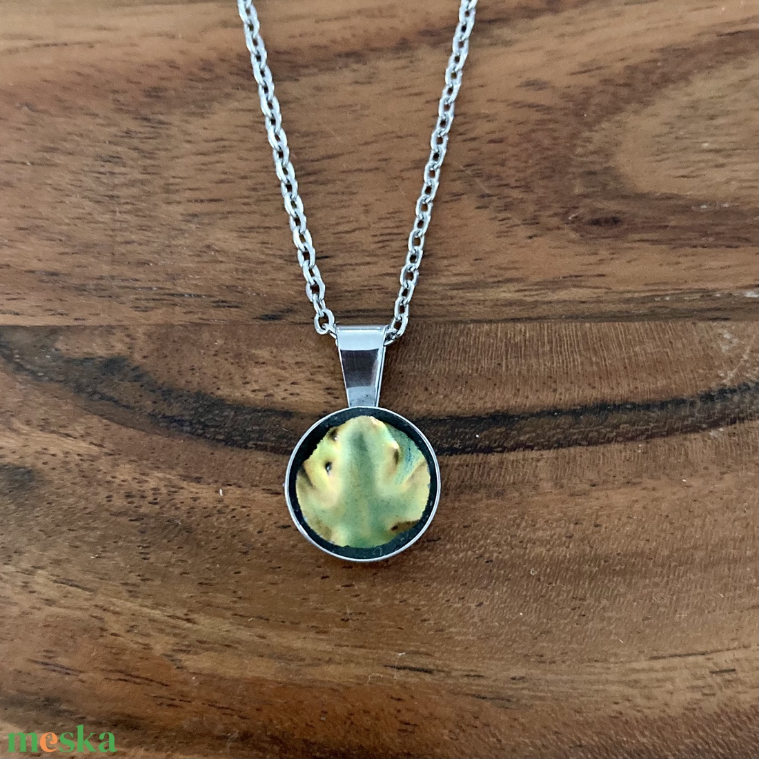 Eozinos mentett porcelán darabok - pici medálos nemesacél nyaklánc eozin mázas porcelánnal - ékszer - nyaklánc - medálos nyaklánc - Meska.hu