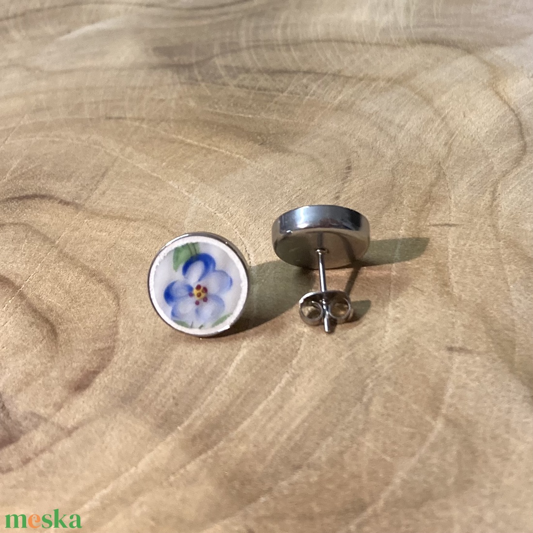 Nefelejcses mentett porcelán darabok - nemesacél fülbevaló - ékszer - fülbevaló - pötty fülbevaló - Meska.hu