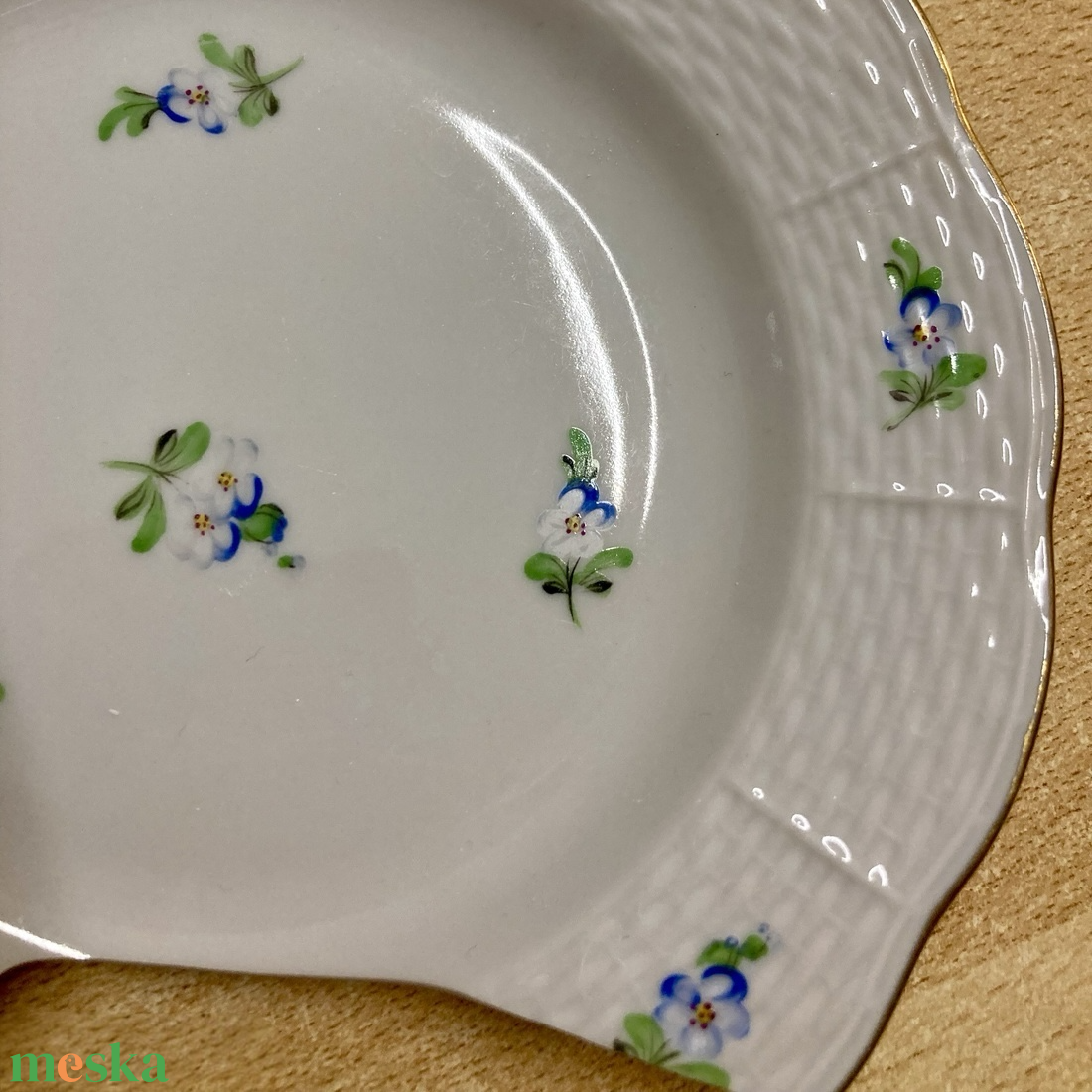 Nefelejcses mentett porcelán darabok - nemesacél fülbevaló - ékszer - fülbevaló - pötty fülbevaló - Meska.hu