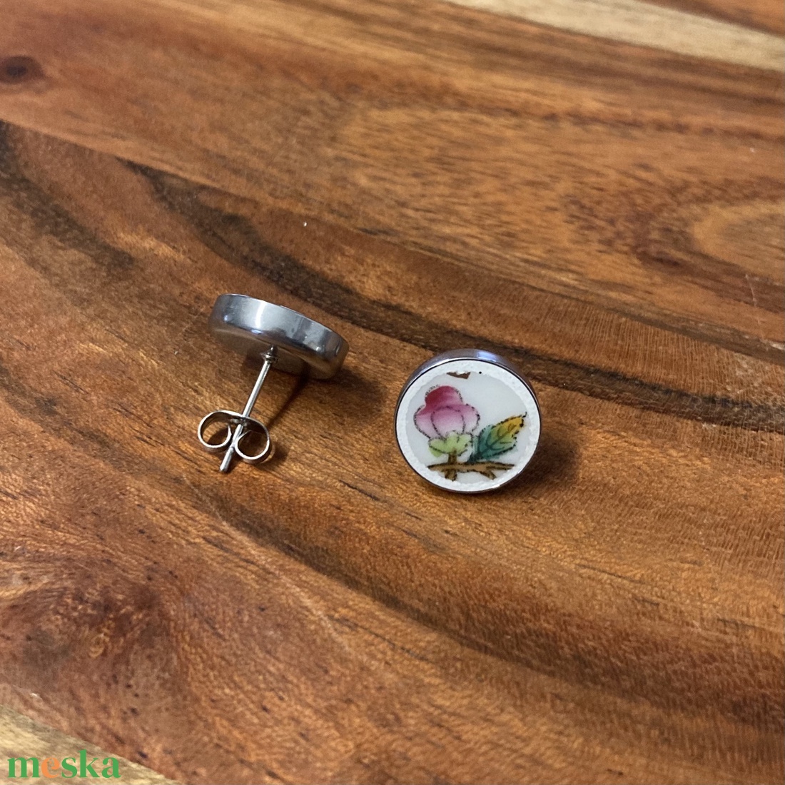 Mentett porcelán darabok - nemesacél fülbevaló, Viktória virágos - ékszer - fülbevaló - pötty fülbevaló - Meska.hu
