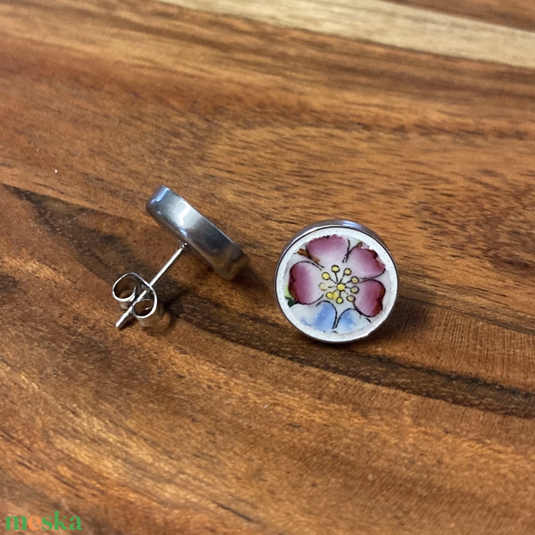 Mentett porcelán darabok - nemesacél fülbevaló, virágos - ékszer - fülbevaló - pötty fülbevaló - Meska.hu
