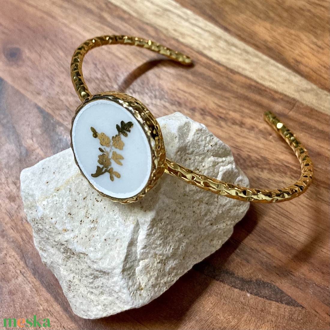 Aranyozott karperec - mentett francia porcelán darabok - állítható - ékszer - karkötő - karkötő medállal - Meska.hu