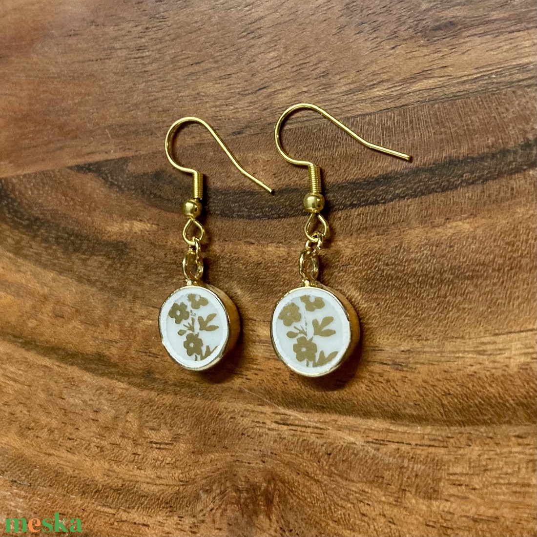 Aranyozott fülbevaló - mentett francia porcelán darabok - ékszer - fülbevaló - lógós kerek fülbevaló - Meska.hu