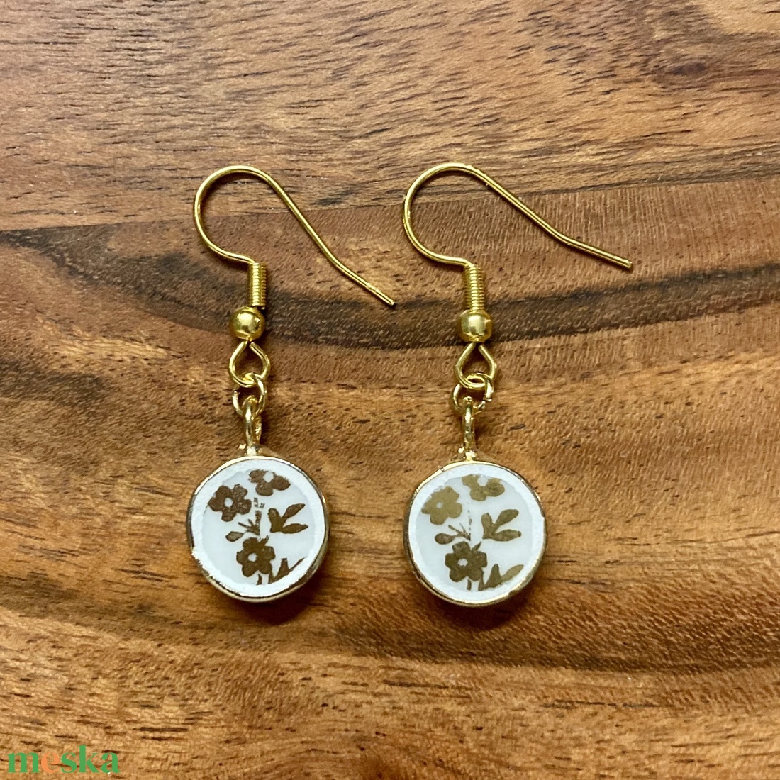 Aranyozott fülbevaló - mentett francia porcelán darabok - ékszer - fülbevaló - lógós kerek fülbevaló - Meska.hu