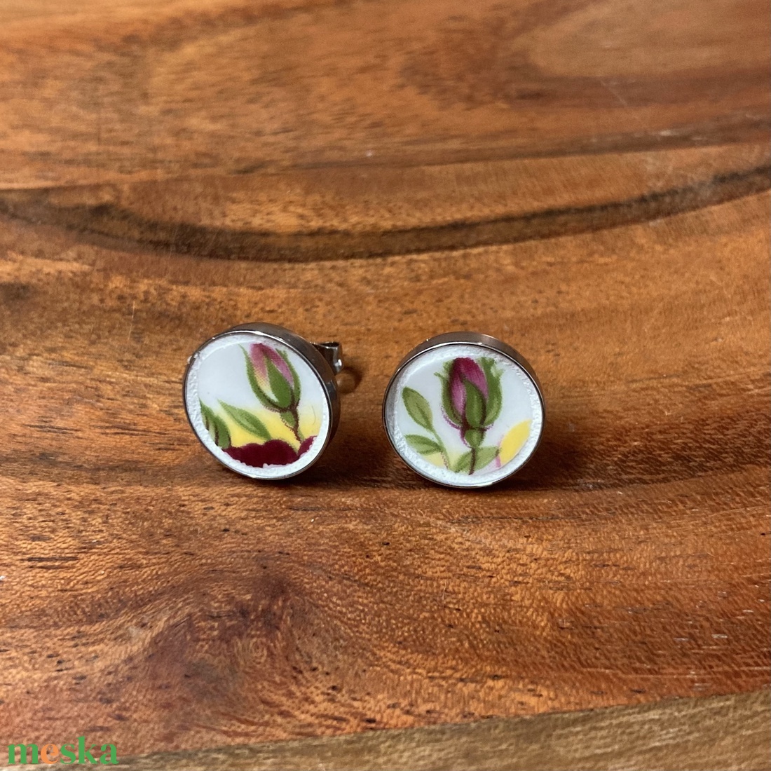 Mentett angol porcelán darabok - rózsabimbós nemesacél fülbevaló, bedugós - ékszer - fülbevaló - pötty fülbevaló - Meska.hu