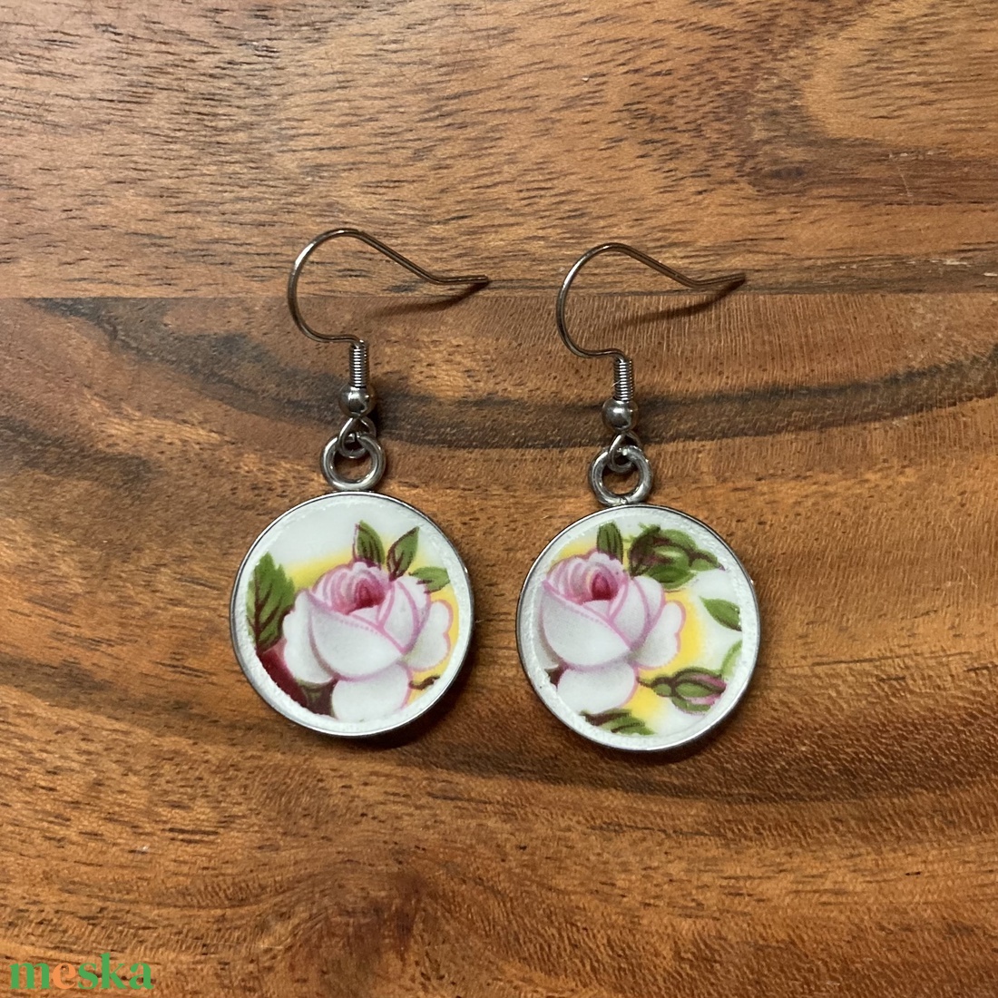 Angol mentett porcelán darabok - fehér rózsás fülbevaló - nemesacél, lógós - ékszer - fülbevaló - lógó fülbevaló - Meska.hu