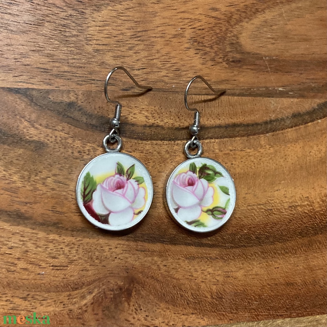 Angol mentett porcelán darabok - fehér rózsás fülbevaló - nemesacél, lógós - ékszer - fülbevaló - lógó fülbevaló - Meska.hu