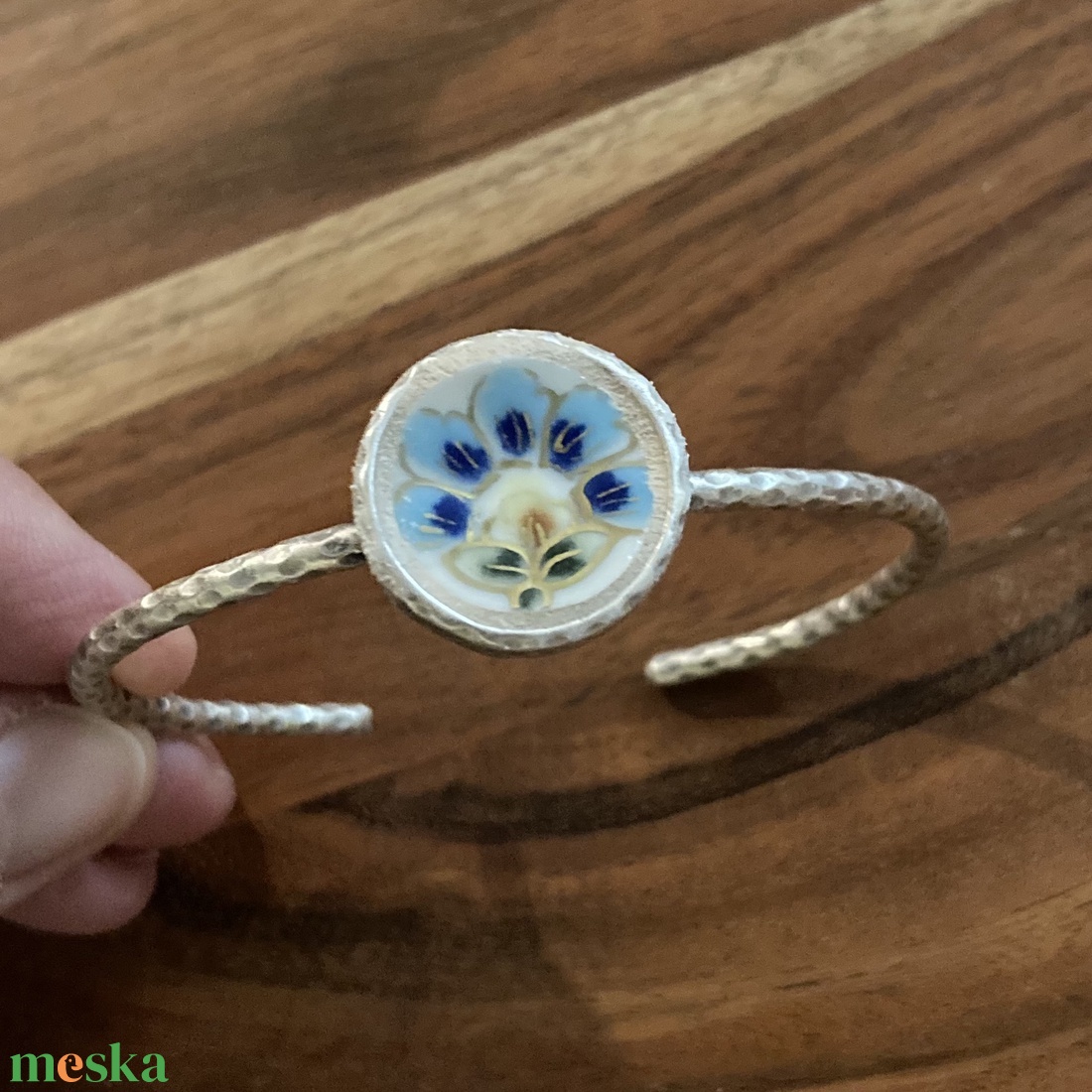 Mentett porcelán darabok - állítható karperec, kék virágos - ékszer - karkötő - karkötő medállal - Meska.hu