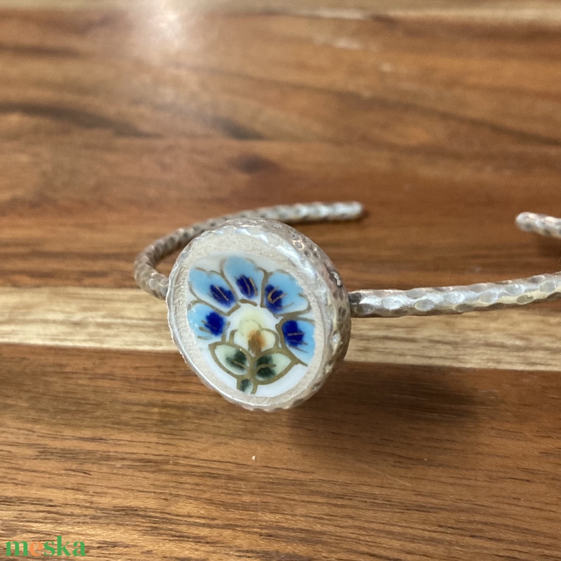 Mentett porcelán darabok - állítható karperec, kék virágos - ékszer - karkötő - karkötő medállal - Meska.hu