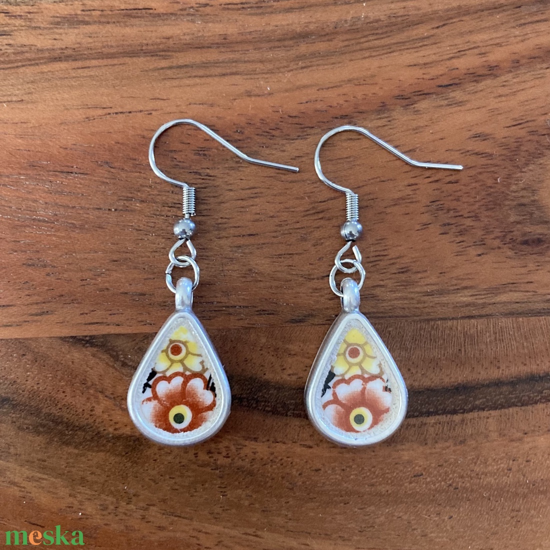 Angol mentett porcelán darabok - virágos csepp fülbevaló - nemesacél akasztóval - ékszer - fülbevaló - lógó fülbevaló - Meska.hu