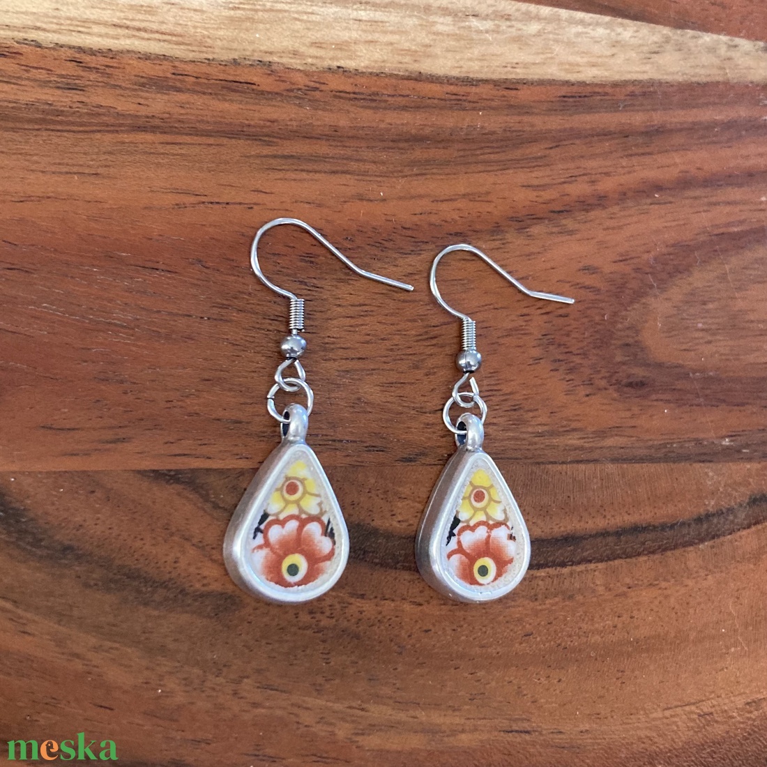 Angol mentett porcelán darabok - virágos csepp fülbevaló - nemesacél akasztóval - ékszer - fülbevaló - lógó fülbevaló - Meska.hu