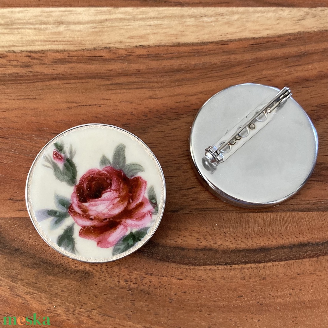 Bross - mentett rózsás porcelán darabok - nemesacél bross, kitűző - ékszer - kitűző és bross - Meska.hu