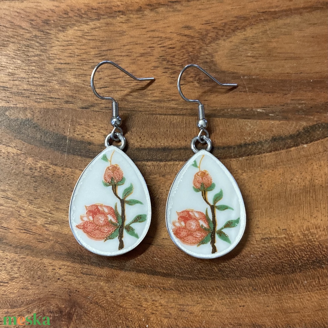 Mentett porcelán darabok - virágos nemesacél fülbevaló - csepp forma - ékszer - fülbevaló - lógó fülbevaló - Meska.hu