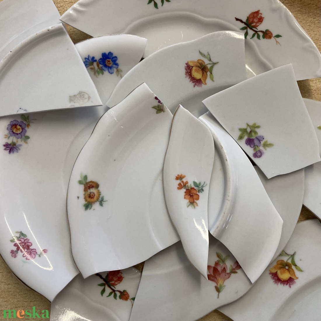 Mentett porcelán darabok - virágos nemesacél karperec - állítható - ékszer - karkötő - karkötő medállal - Meska.hu