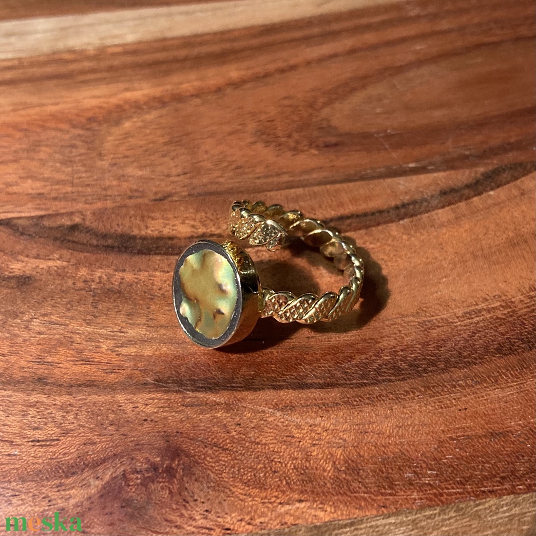 Eozinos aranyozott gyűrű - mentett porcelán darabok, csavart, állítható - ékszer - gyűrű - kerek gyűrű - Meska.hu