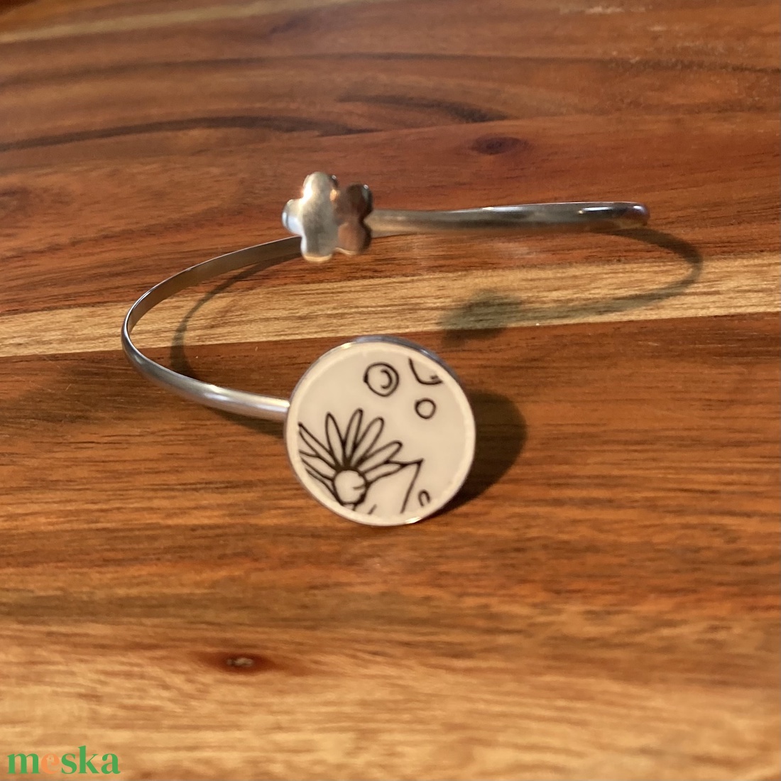 Mentett porcelán darabok - nemesacél karperec, virágos grafikus - állítható - ékszer - karkötő - karkötő medállal - Meska.hu