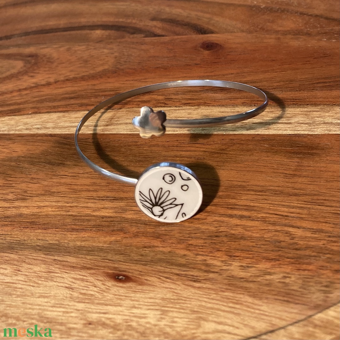 Mentett porcelán darabok - nemesacél karperec, virágos grafikus - állítható - ékszer - karkötő - karkötő medállal - Meska.hu